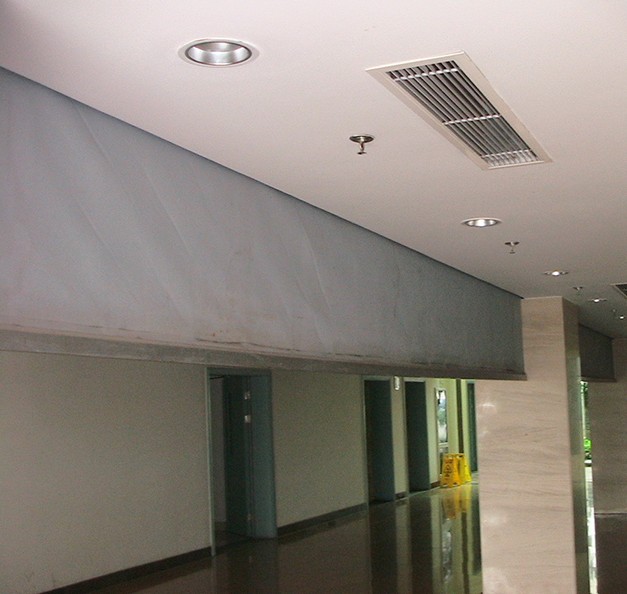 挡烟垂壁有铁的吗？